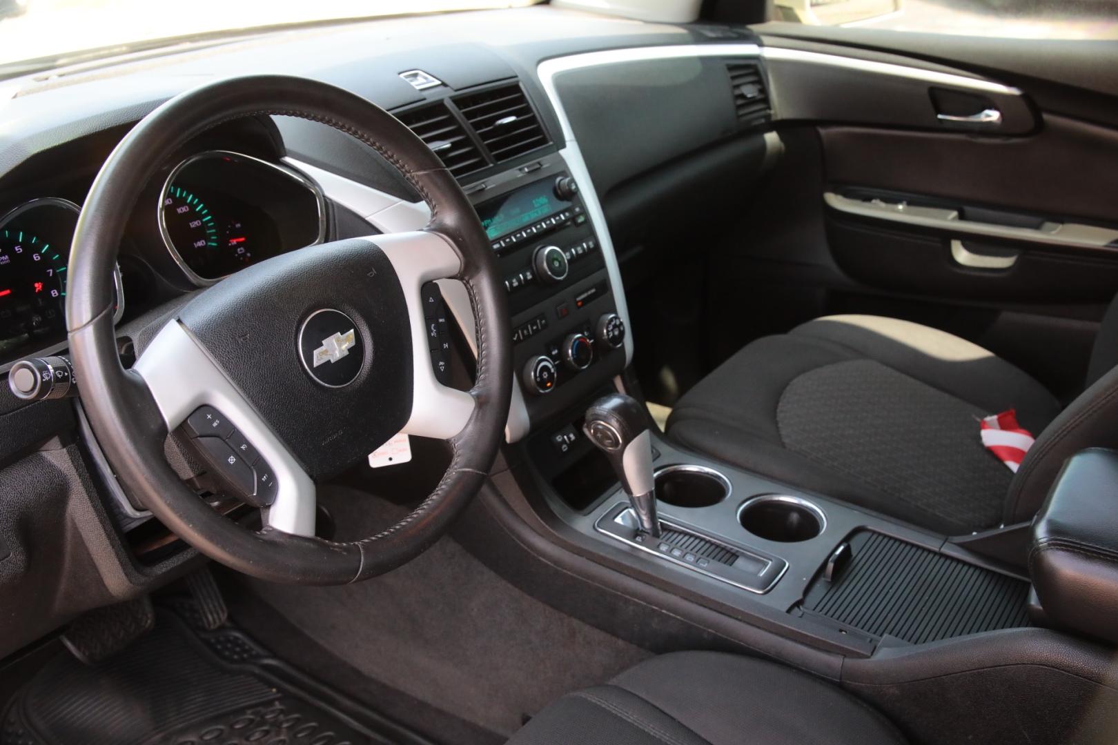 2012 TAN CHEVROLET TRAVERSE LT FWD (1GNKRGED1CJ) with an 3.6L V6 DOHC 24V engine, 6-SPEED AUTOMATIC transmission, located at 420 E. Kingsbury St., Seguin, TX, 78155, (830) 401-0495, 29.581060, -97.961647 - Photo#7